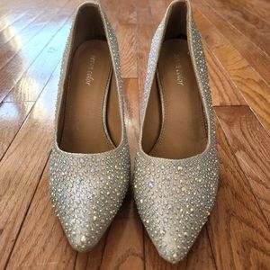 ⚪️👠 Glamorous Pointed Toe Pumps with Rhinestones 👠⚪️